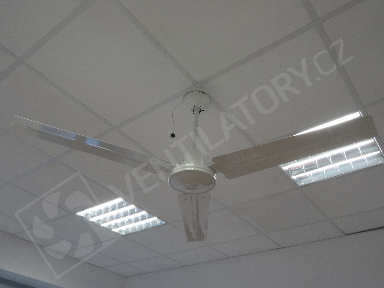 Reálné použití stropního ventilátoru Westighouse Industrial 72268